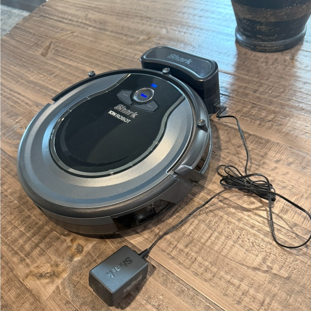 Shark Ion Robot Vacuum - Black and Gray